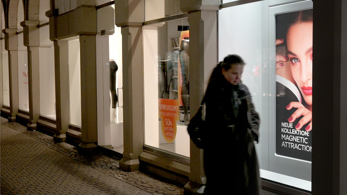 Steffi Hügler beim Dreh in der nächtlichen "Einkaufsmeile" Heidelbergs. (Videostill)